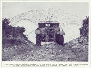 Une voiture blindée arrêtée par des bobines géantes de fil français bloquant la route, de The Illustrated War News, publié le 22 novembre 1939 - English Photographer